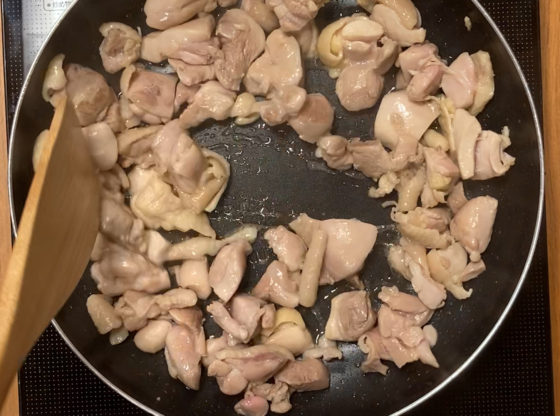 鶏オクラ蕎麦　鶏肉を炒める